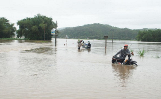 Mất an toàn trên những tuyến đường ngập do mưa lũ tại Phú Yên