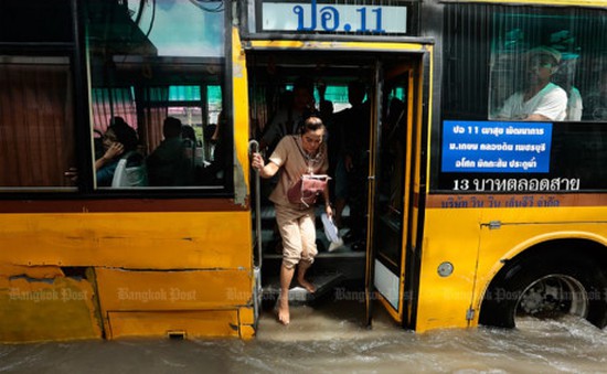 Nhiều khu vực ở Bangkok (Thái Lan) chìm trong biển nước