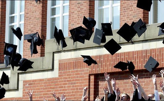 Trường đại học tại Anh cấm sinh viên ném mũ cử nhân lên trời