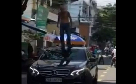 Nha Trang: Thanh niên “ngáo đá” đánh người, leo lên mui xe la hét