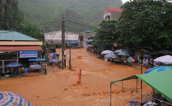 Lào Cai: Mưa lũ xối xả tràn đường
