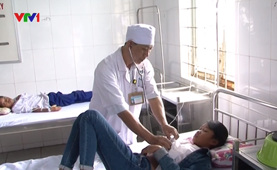 Kon Tum: 86 học sinh nhập viện nghi do ngộ độc thực phẩm