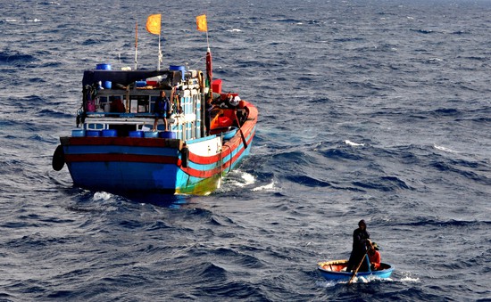 Quảng Ngãi: Cứu một ngư dân nước ngoài bị trôi dạt