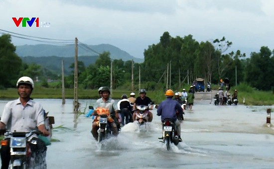 Đường ngập nước do mưa lớn, nguy cơ mất ATGT ở Phú Yên