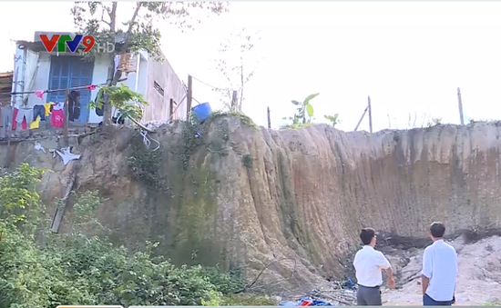 Múc bán đất trái phép, nhiều ngôi nhà ở Nha Trang chênh vênh bên bờ vực sâu 4m