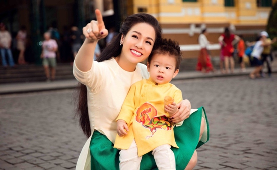 Nhật Kim Anh cùng con trai cưng diện áo dài dạo phố