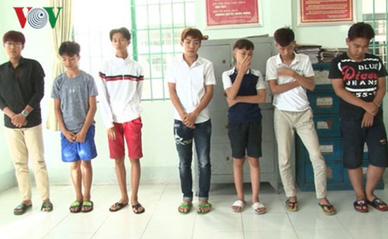 Bắt quả tang nhóm thanh niên ném đá vỡ kính xe ô tô tại Kiên Giang