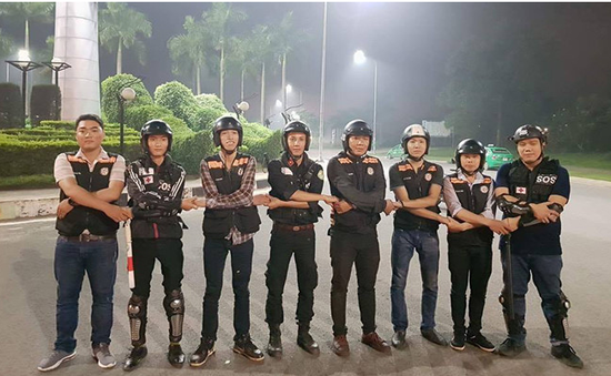Nhóm tình nguyện SOS Sài Gòn cứu nạn miễn phí trong đêm khuya