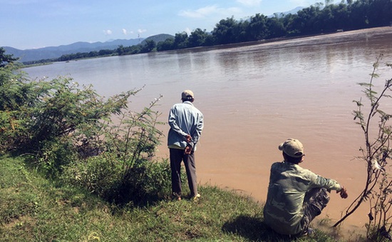 Vượt sông bằng xe bò, 3 người bị nước cuốn mất tích