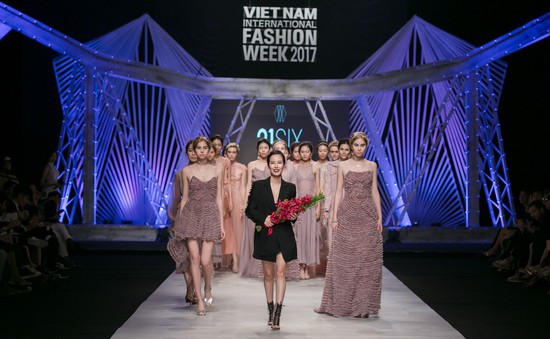 Thêm một thế giới thần tiên trên sàn catwalk Tuần lễ thời trang quốc tế Việt Nam Thu - Đông 2017