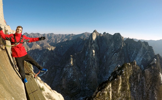 Núi Hoa Sơn - Con đường nguy hiểm nhất thế giới trên ván gỗ