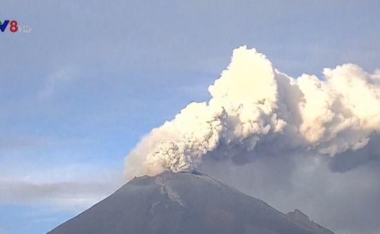 Mexico: Núi lửa Popocatepetl lại phun trào khói bụi cao tới 2km