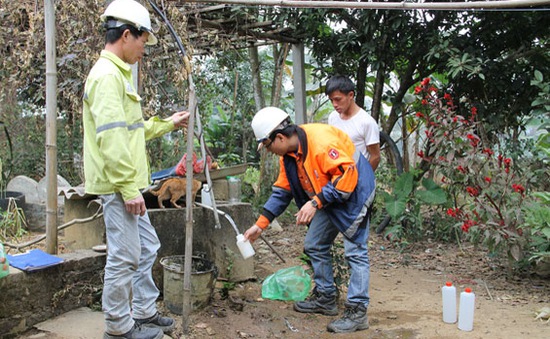 Quảng Ngãi: Lấy mẫu nước sinh hoạt ở khu tái định cư An Hội Bắc để kiểm tra
