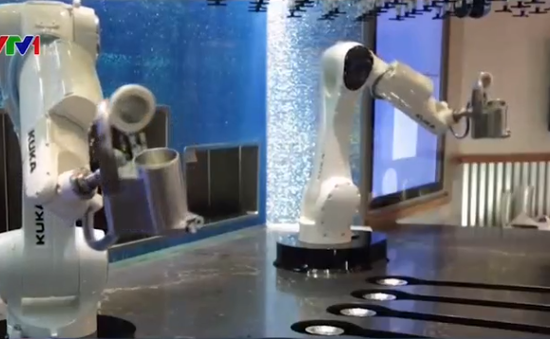 Robot pha chế rượu tại nhà hàng Mỹ