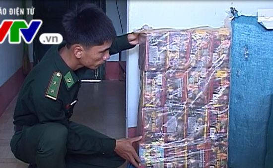 Kon Tum thu giữ trên 5 tạ pháo vận chuyển từ Lào về Việt Nam