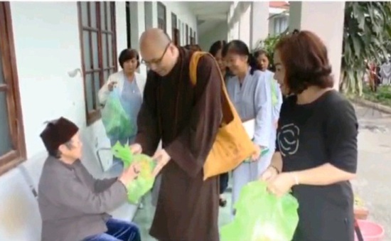 Đoàn Phật tử kiều bào Anh làm từ thiện tại Hải Phòng