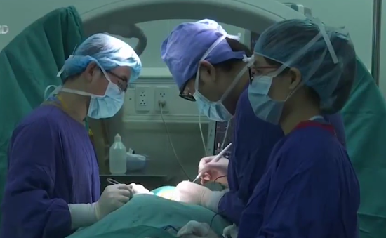 Phẫu thuật cột sống bằng robot tại Việt Nam