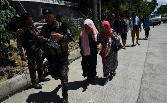 Phiến quân chiếm đóng Marawi, người Philippines hối hả sơ tán