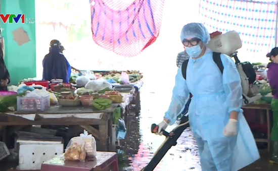 TT-Huế: Tích cực tiêu độc khử trùng phòng chống dịch bệnh mùa mưa lũ