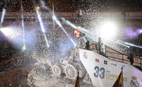 Thành Madrid ngập sắc trắng trong đêm hội đăng quang