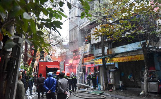 Cháy lớn tại cửa hàng phụ tùng ô tô, xe máy ở Hà Nội