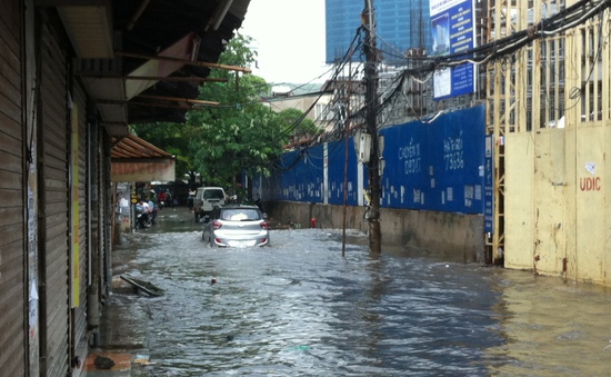 Nước ngập trong các ngõ xóm Hà Nội sau cơn mưa lớn