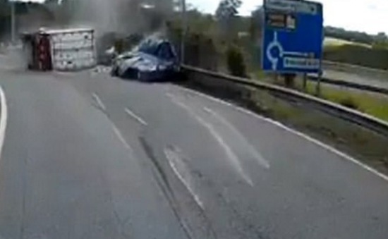 Anh: Đang lưu thông, xe tải bất ngờ đổ đè nát xe hơi đi bên cạnh