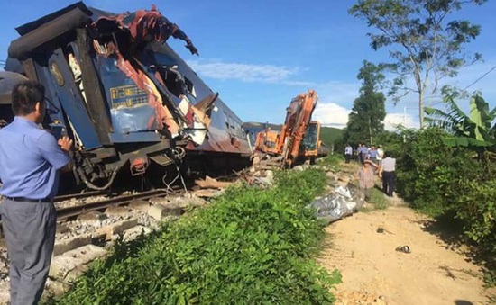 Nguyên nhân vụ va chạm giữa tàu hỏa và máy xúc ở Quảng Bình