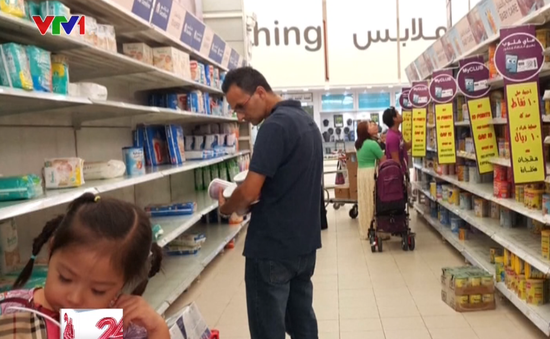 Người dân Qatar đổ xô mua thực phẩm dự trữ sau khi bị 5 nước cô lập