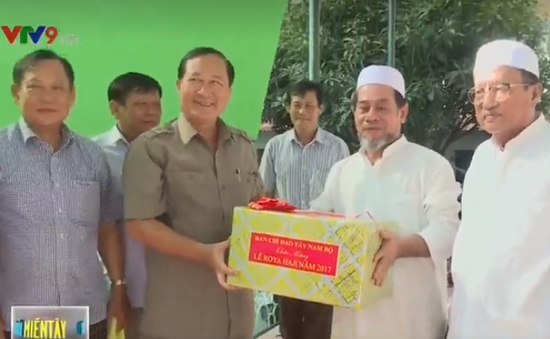Ban chỉ đạo Tây Nam Bộ tặng quà cho đồng bào Chăm ở tỉnh Trà Vinh