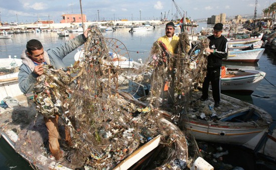 “Núi rác” Lebanon bị đổ xuống biển Địa Trung Hải