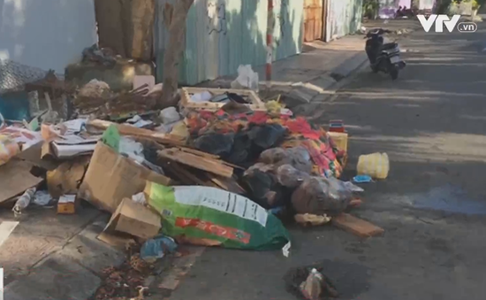 Người dân dọn nhà đón Tết, rác đổ đầy đường