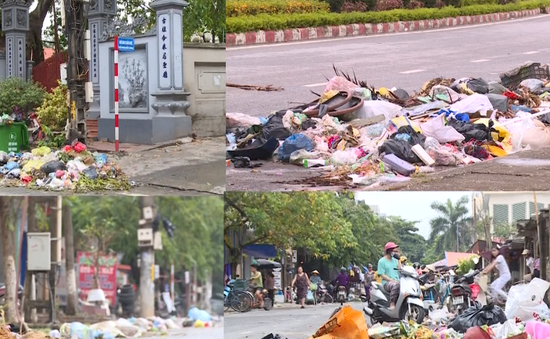 Rác thải ngập đường thị xã Sơn Tây: Do người dân chặn xe rác vào bãi