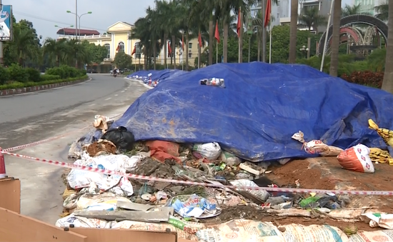 Thị xã Sơn Tây vẫn ngập trong rác