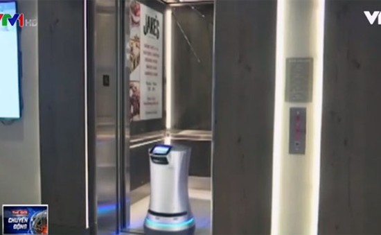 Thú vị "nhân viên" robot giao đồ tại khách sạn