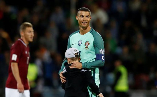 Ronaldo chào đón cặp song sinh “có nếp có tẻ”