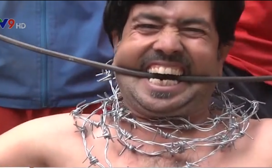 Pakistan: Người đàn ông bẻ cong sắt bằng răng