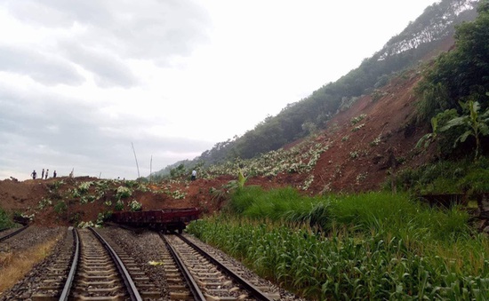 Thi công 3 ca/ngày khắc phục sụt lún tuyến đường sắt Yên Viên – Lào Cai
