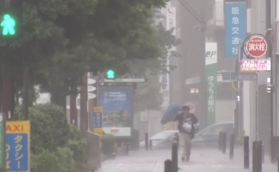 Siêu bão Lan đổ bộ Nhật Bản, hơn 300 chuyến bay bị hủy