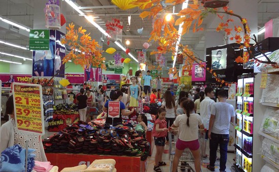 Nhiều siêu thị giảm giá tới 50% cho các hàng hóa dịp lễ 2/9