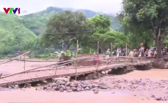 Người dân Sơn La dựng cầu tạm qua suối sau trận lũ quét kinh hoàng