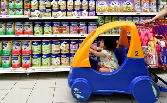 Singapore thắt chặt kiểm soát sữa bột trẻ em