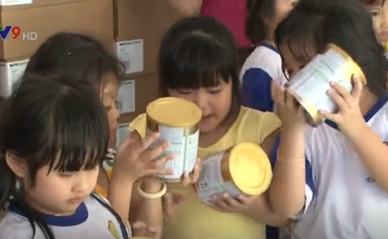 Trao tặng sữa cho các trường mẫu giáo của xã nghèo Châu Đốc