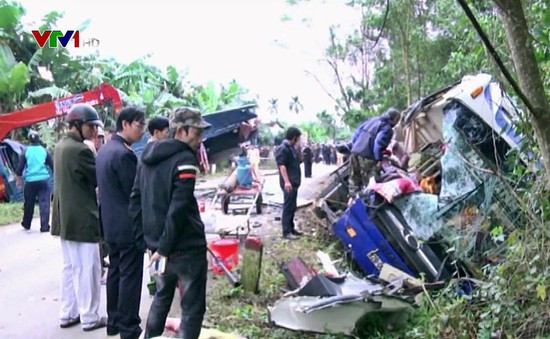 Xe khách va chạm xe cẩu ở Quảng Nam, 2 người tử vong