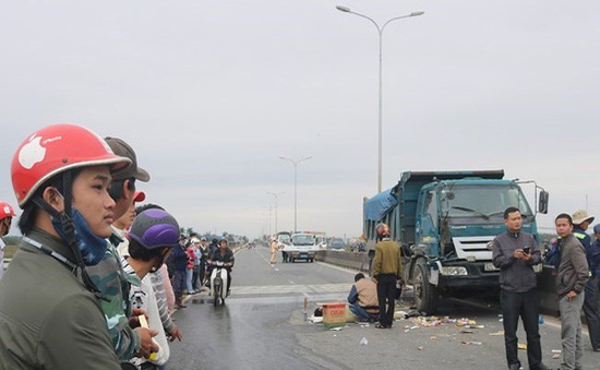 Xe tải va chạm với xe chở rác ở Quảng Nam, 1 người tử vong