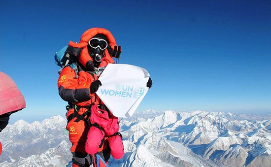 Chinh phục đỉnh Everest kêu gọi xóa bỏ tình trạng lạm dụng phụ nữ