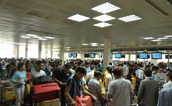 Đông nghẹt người xếp hàng chờ làm thủ tục ở sân bay Tân Sơn Nhất