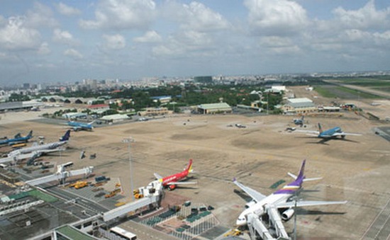 Quá tải, sân bay Tân Sơn Nhất vượt qua cao điểm Tết bằng cách nào?