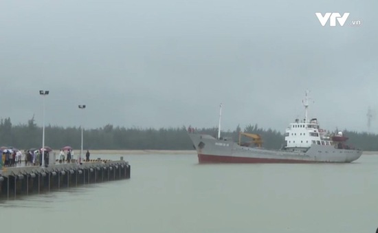 Quảng Nam: Đưa 33 ngư dân bị nạn và 2 ngư dân tử nạn về đất liền