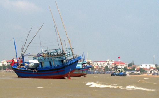 Nguy hiểm tình trạng tàu cá mắc cạn giữa cửa biển mùa mưa bão